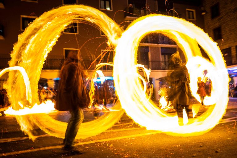 Correfocs al carrer,Falles Sant Joan Andorra, cultura centre comercial illa Carlemany