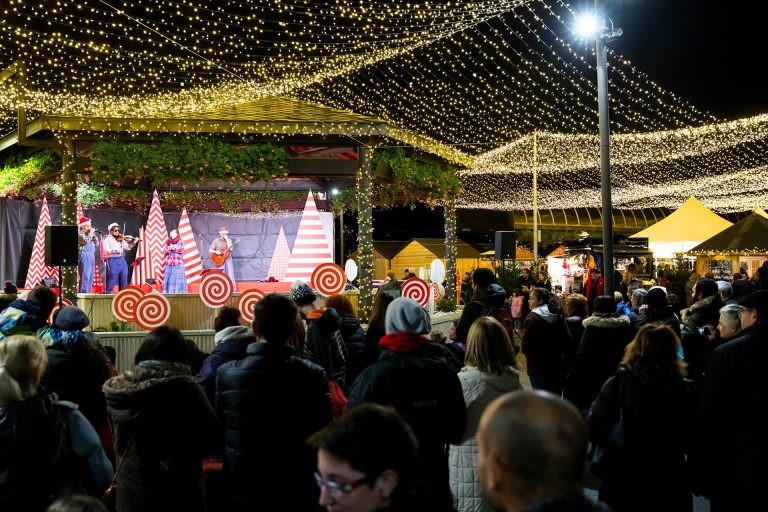 Plaça del Poble decorada amb llums de Nadal i espectacle,Nadal Andorra Centre Comercial illa Carlemany