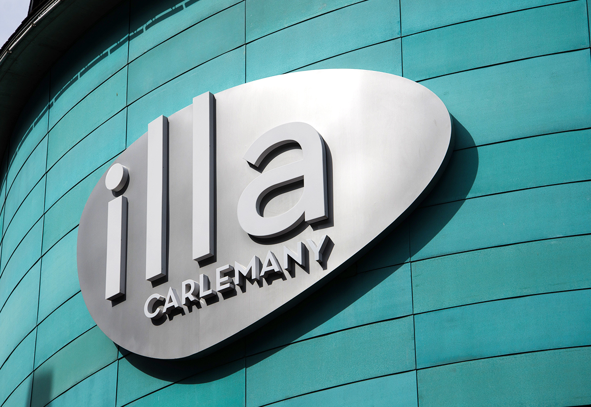 Façana del centre comercial illa Carlemany