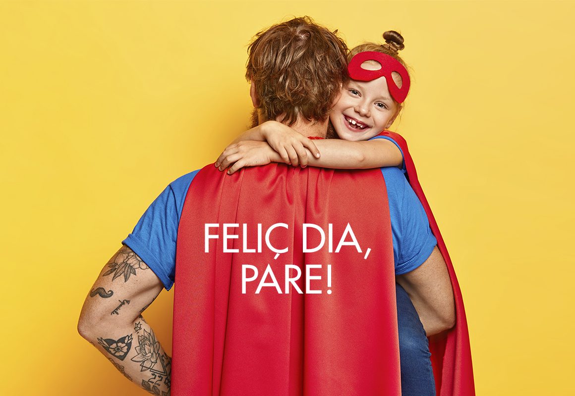 Nena i pare vestits de superheroi per celebrar un feliç dia del Pare al centre comercial illa Carlemany