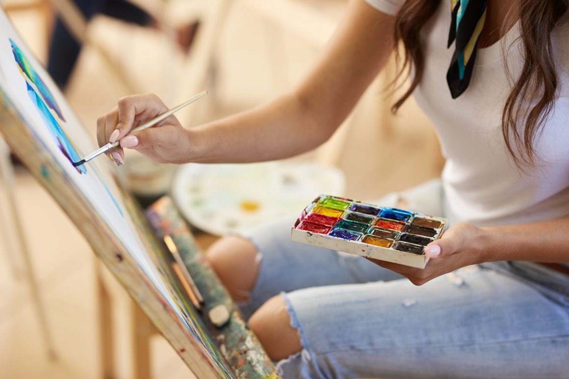 Noia pintant a bastidor per l' Exposició Mostra de les Arts plàstiques per a joves