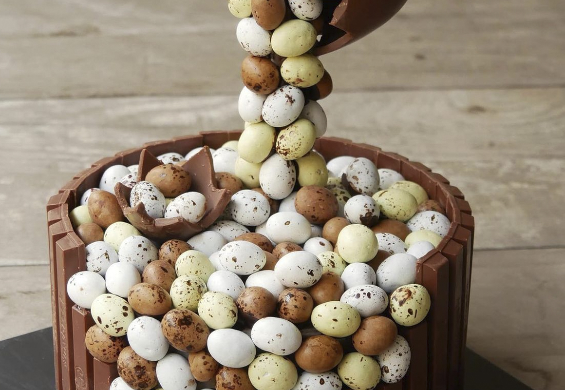 Mona de chocolata amb ous de Pasqua, Mona de Pasqua Mones de Pasqua illa Carlemany