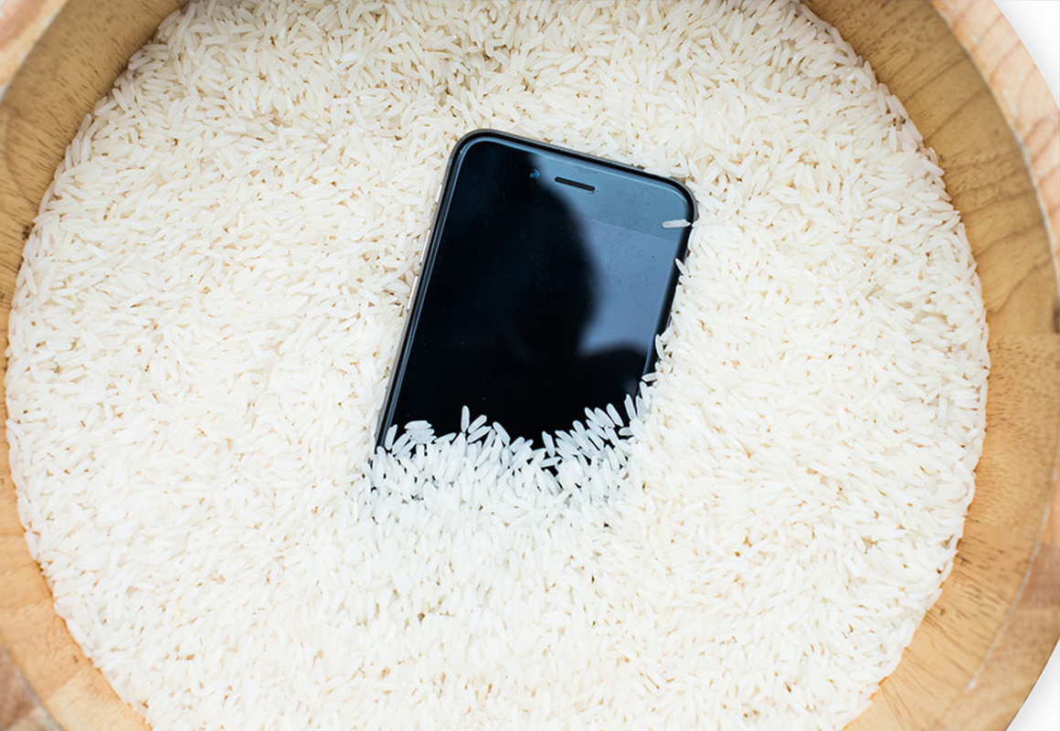 What to do if your mobile phone gets wet: At illa Carlemany we’ll tell you