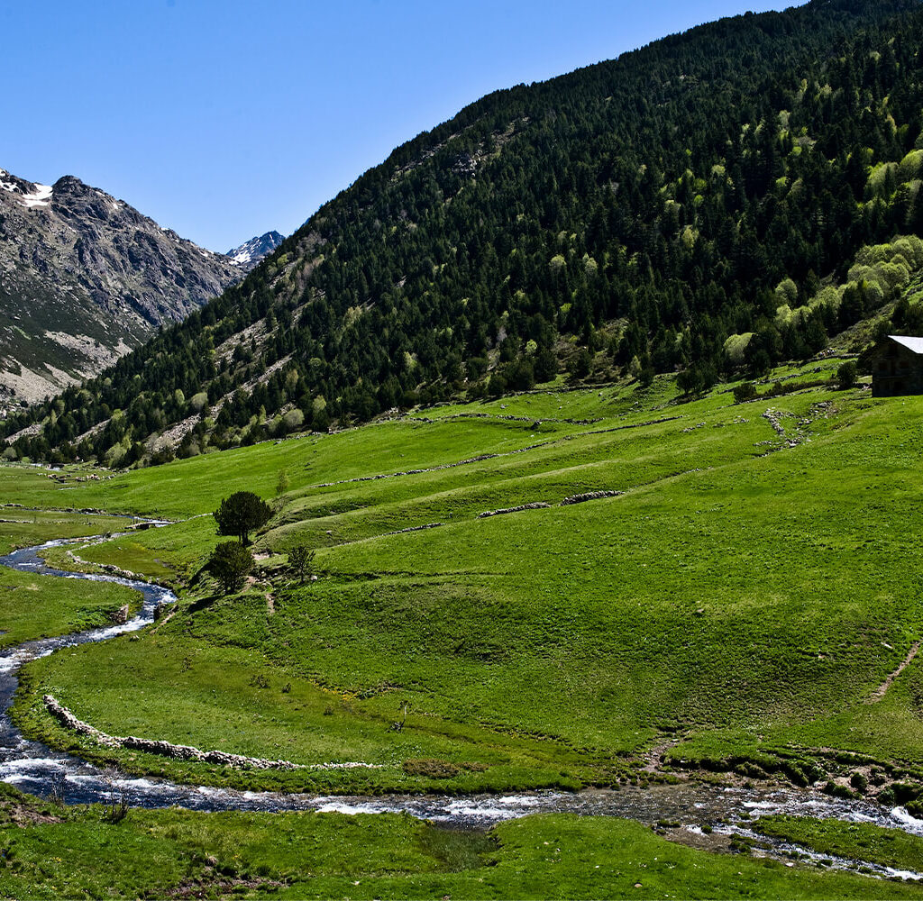 Descobreix el patrimoni natural d’Andorra: rutes de muntanya, senderisme i l’equipament imprescindible.